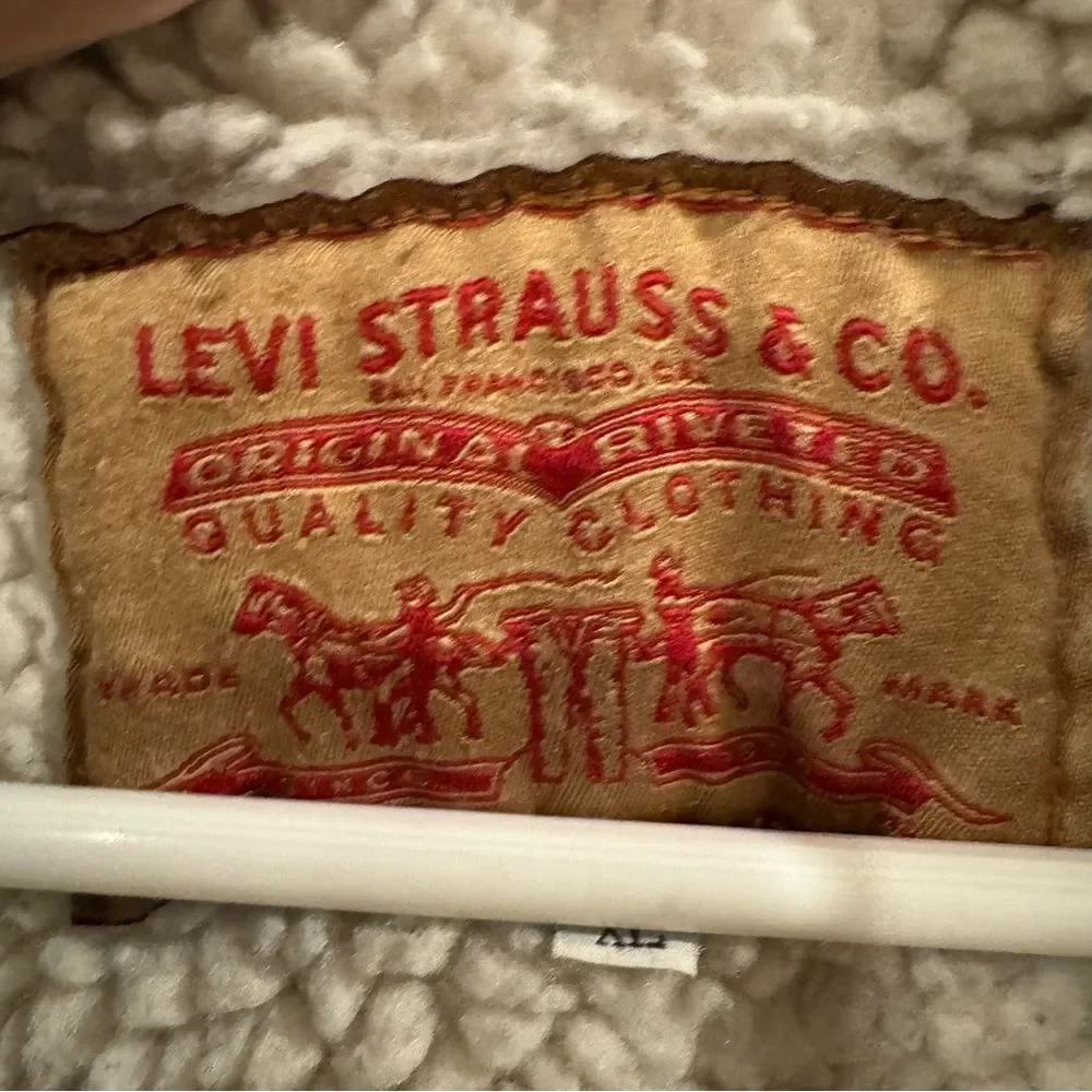 RARE Vintage Levi’s Sherpa-Lined Denim Trucker Jacket w/ Leather Collar – XL